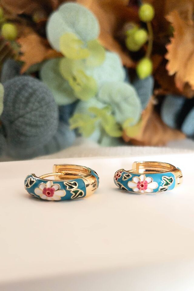 Çiçek Desenli Mineli Halka Küpe