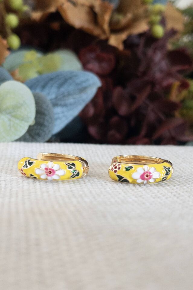 Çiçek Desenli Mineli Halka Küpe