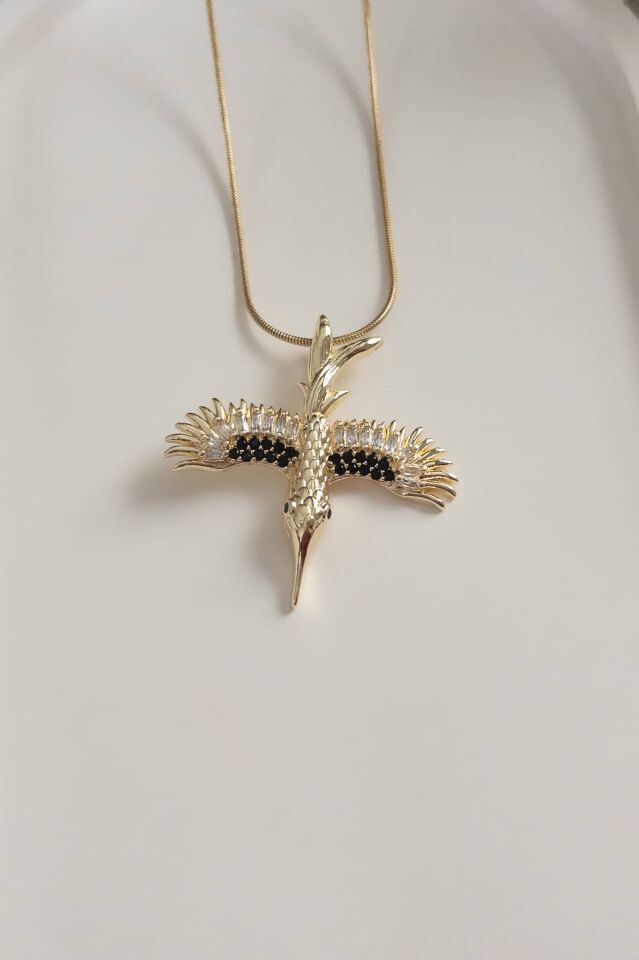 Siyah Taş Detaylı Kanatlı Figür Kolye