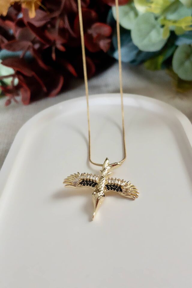 Siyah Taş Detaylı Kanatlı Figür Kolye