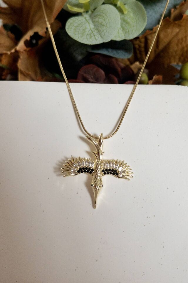 Siyah Taş Detaylı Kanatlı Figür Kolye