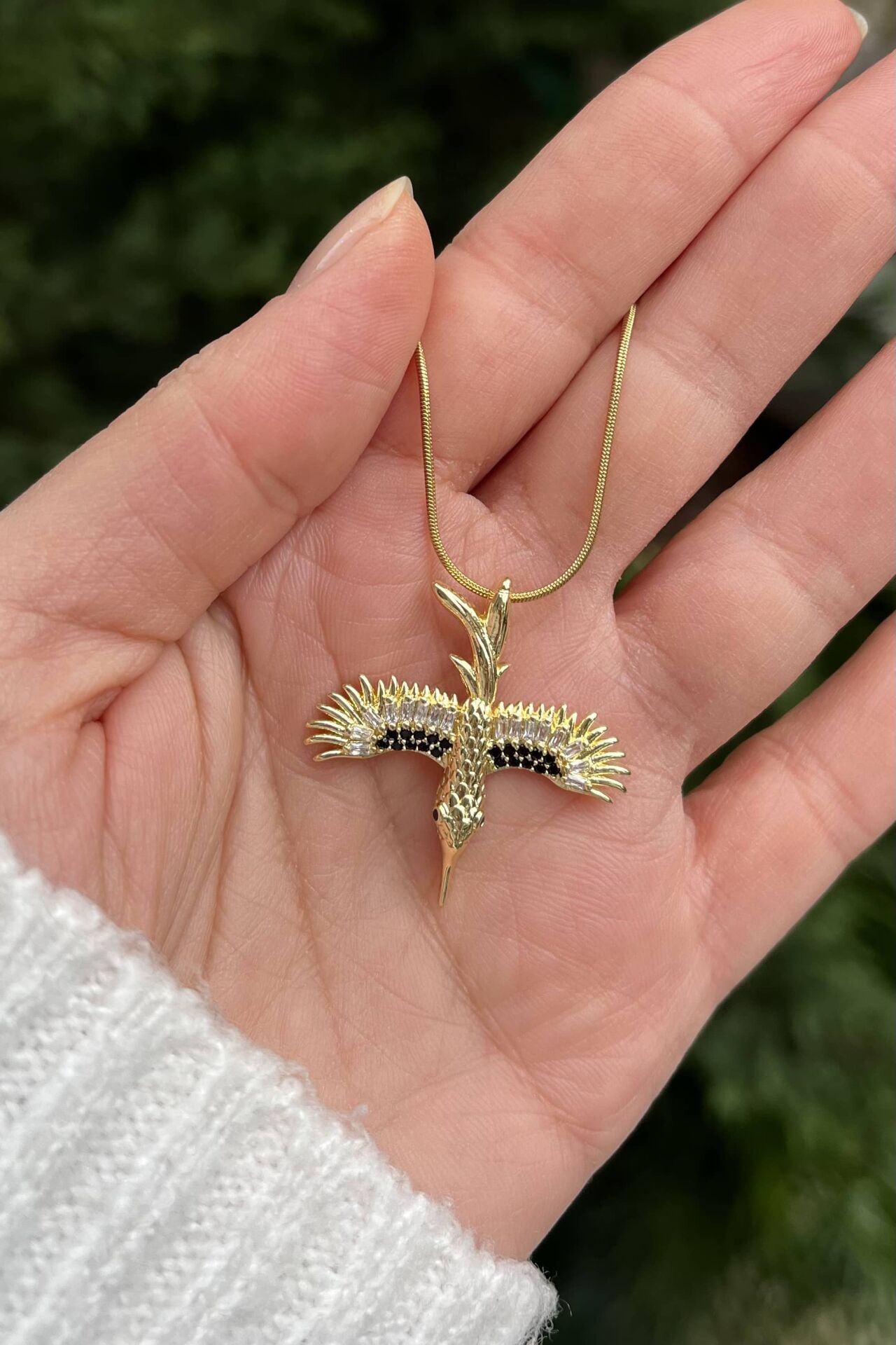 Siyah Taş Detaylı Kanatlı Figür Kolye