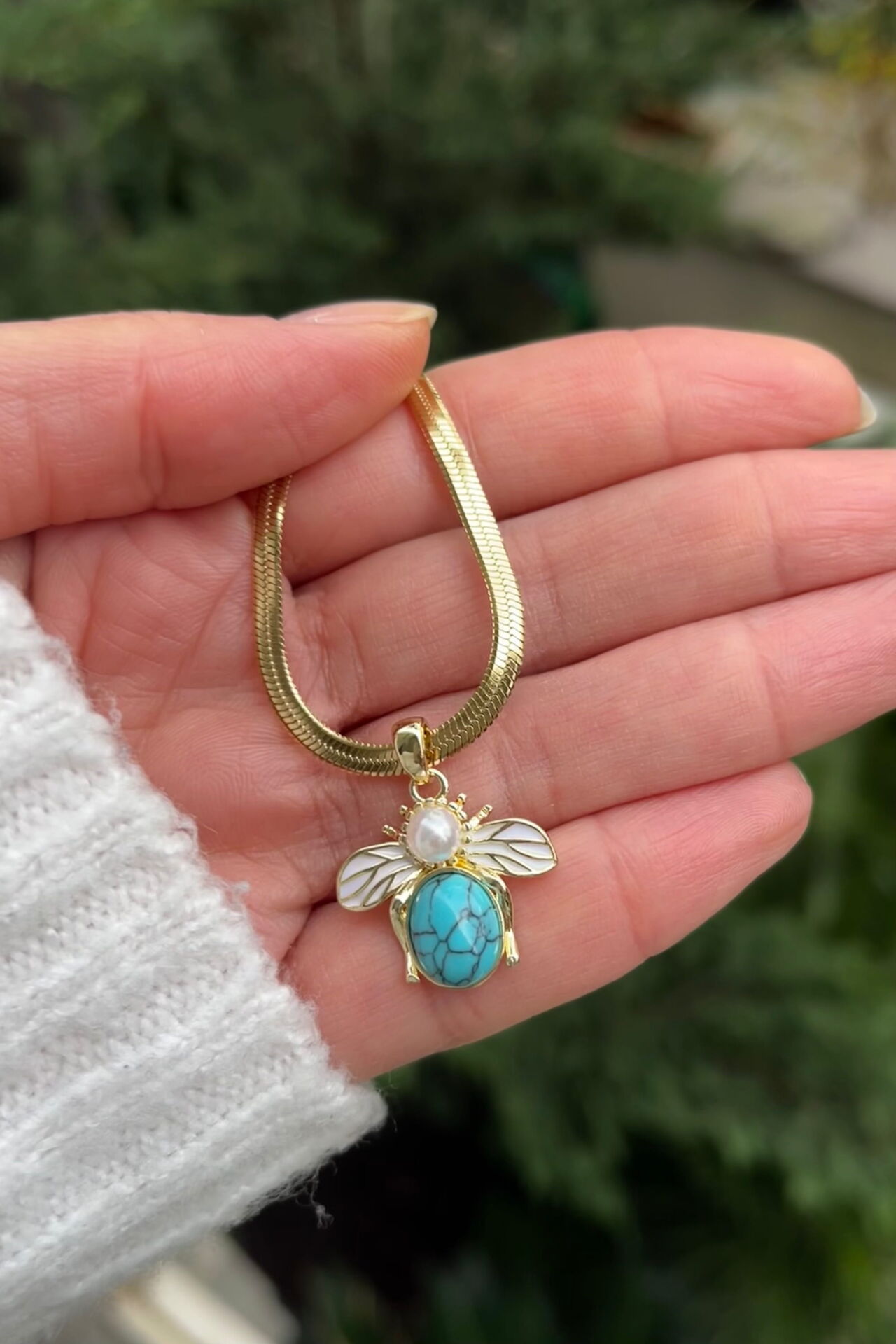 Turkuaz Taşlı Arı Figürlü Kolye