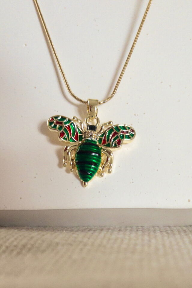 Yeşil Renkli Arı Figürlü Kolye